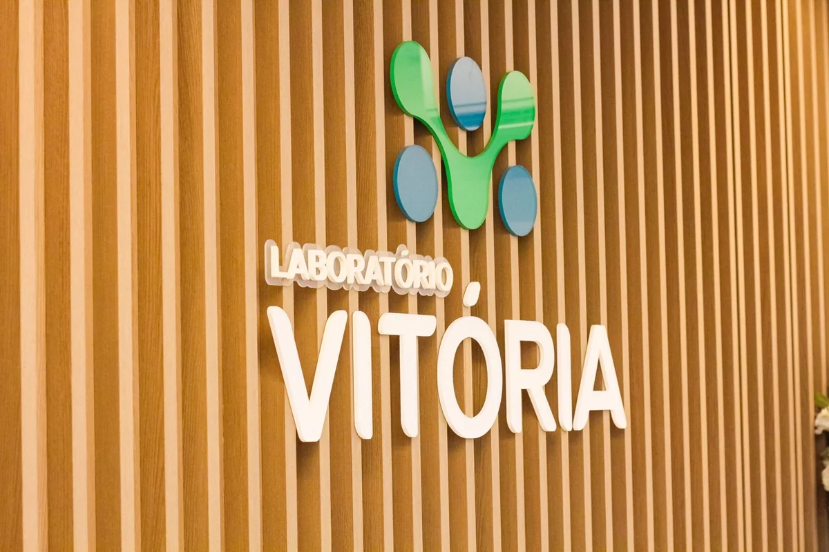 Parede com a marca do Laboratório Vitória